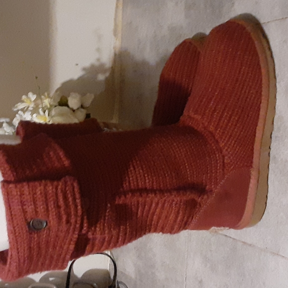 Shoes - UGG  size   9